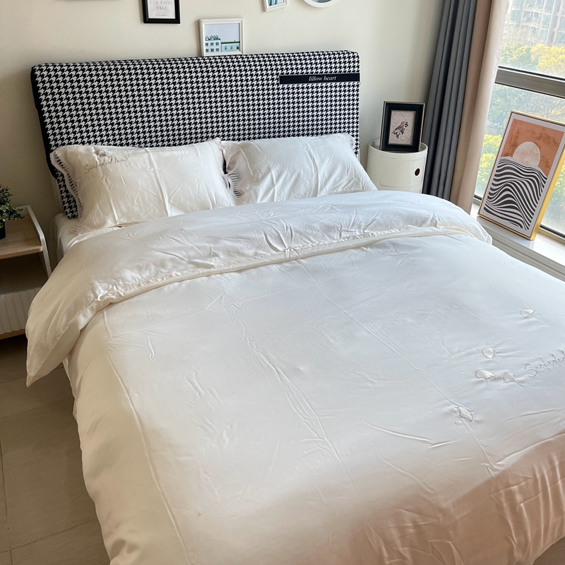 91家纺网 家纺一手货源 找家纺 曼布缇2025新款春夏新品100S莱赛尔天丝四件套-流金岁月 奶白