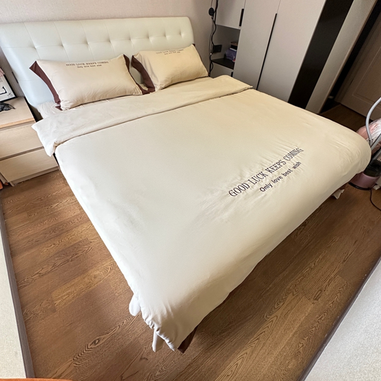 91家纺网 家纺一手货源 找家纺 易辰美 2024新款轻奢A类高克重斜纹云柔棉绣花四件套 卡其色