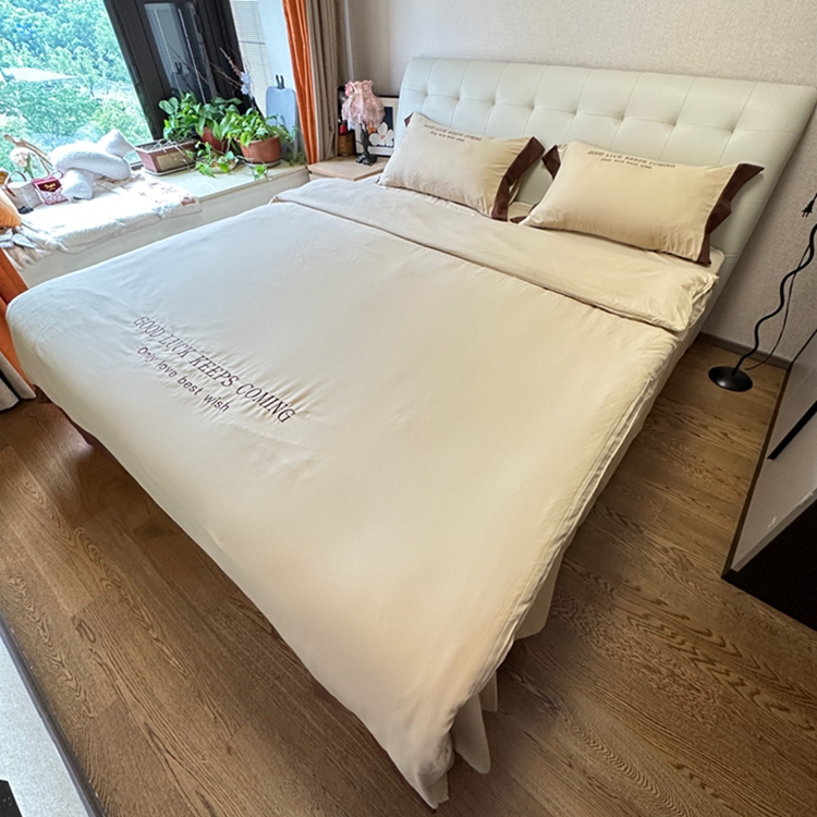 91家纺网 家纺一手货源 找家纺 易辰美 2024新款轻奢A类高克重斜纹云柔棉绣花四件套 卡其色