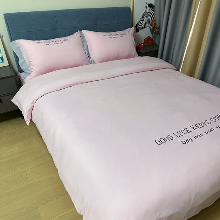 91家纺网 家纺一手货源 找家纺 易辰美 2024新款轻奢A类高克重斜纹云柔棉绣花四件套 樱花粉