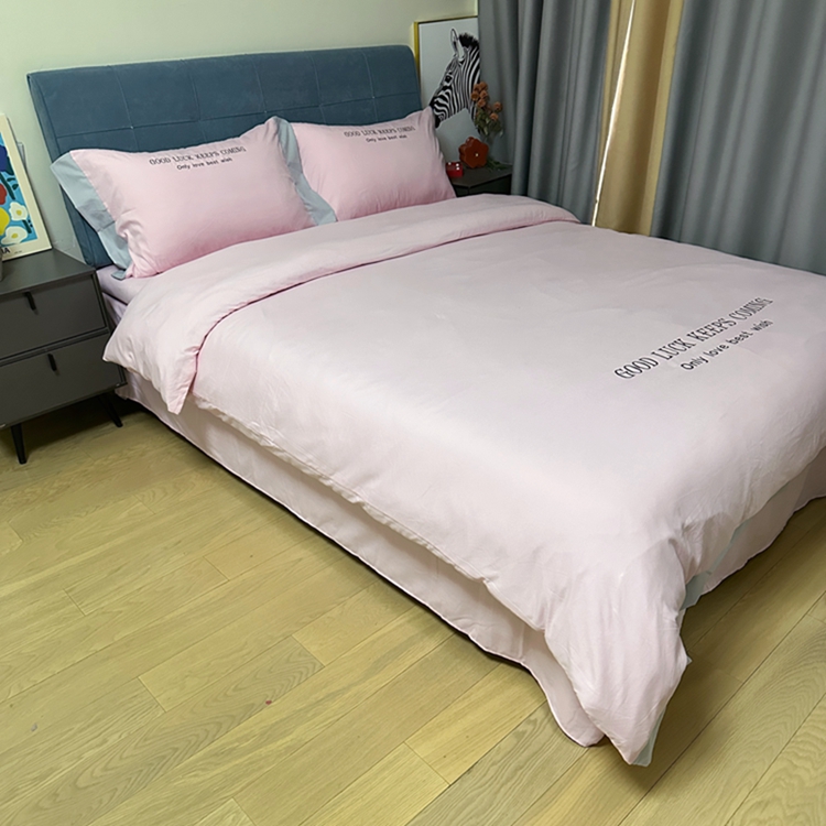 91家纺网 家纺一手货源 找家纺 易辰美 2024新款轻奢A类高克重斜纹云柔棉绣花四件套 樱花粉