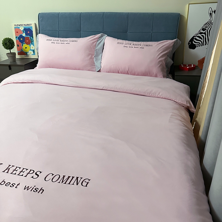 91家纺网 家纺一手货源 找家纺 易辰美 2024新款轻奢A类高克重斜纹云柔棉绣花四件套 樱花粉