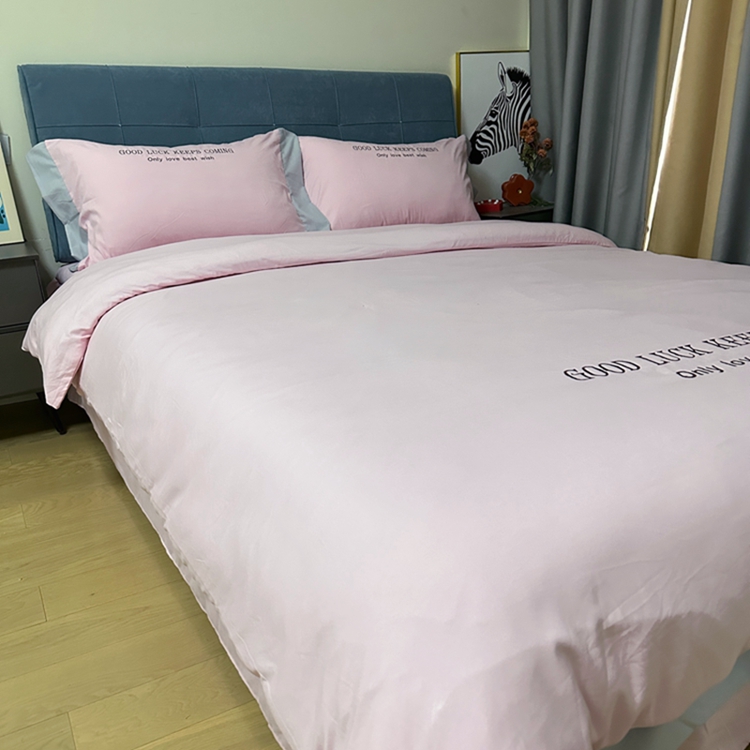 91家纺网 家纺一手货源 找家纺 易辰美 2024新款轻奢A类高克重斜纹云柔棉绣花四件套 樱花粉