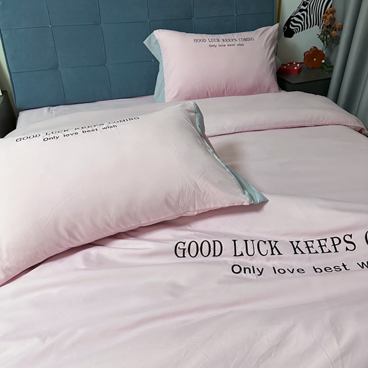 91家纺网 家纺一手货源 找家纺 易辰美 2024新款轻奢A类高克重斜纹云柔棉绣花四件套 樱花粉