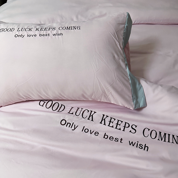 91家纺网 家纺一手货源 找家纺 易辰美 2024新款轻奢A类高克重斜纹云柔棉绣花四件套 樱花粉