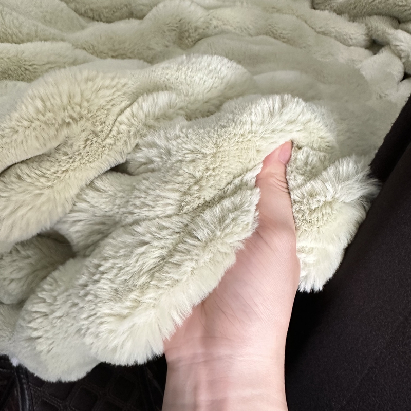 91家纺网 家纺一手货源 找家纺 潮邦创意家居 泡泡绒兔绒暖阳绒球毛毯子盖毯睡毯 球兔-牛油绿