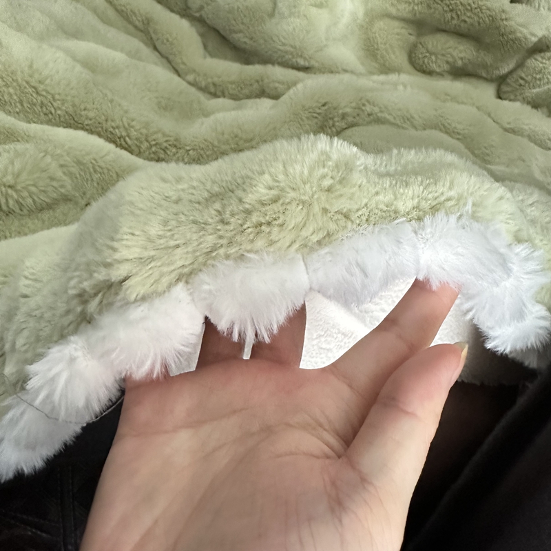 91家纺网 家纺一手货源 找家纺 潮邦创意家居 泡泡绒兔绒暖阳绒球毛毯子盖毯睡毯 球兔-牛油绿