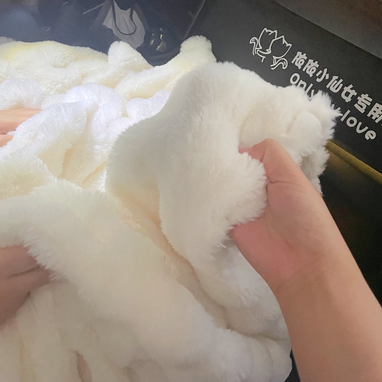 91家纺网 家纺一手货源 找家纺 潮邦创意家居 泡泡绒兔绒暖阳绒球毛毯子盖毯睡毯 球兔-米白