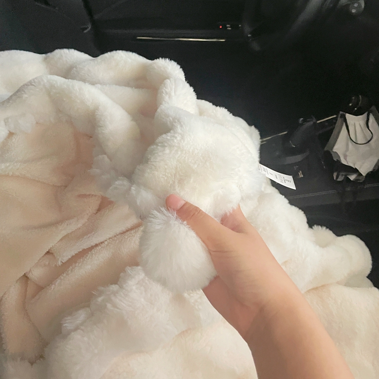 91家纺网 家纺一手货源 找家纺 潮邦创意家居 泡泡绒兔绒暖阳绒球毛毯子盖毯睡毯 球兔-米白