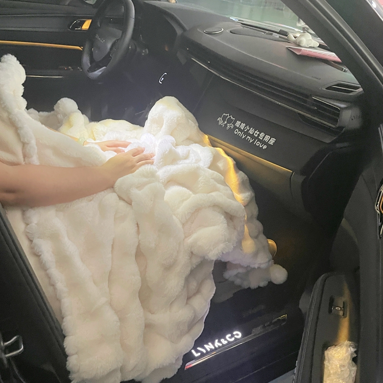 91家纺网 家纺一手货源 找家纺 潮邦创意家居 泡泡绒兔绒暖阳绒球毛毯子盖毯睡毯 球兔-米白