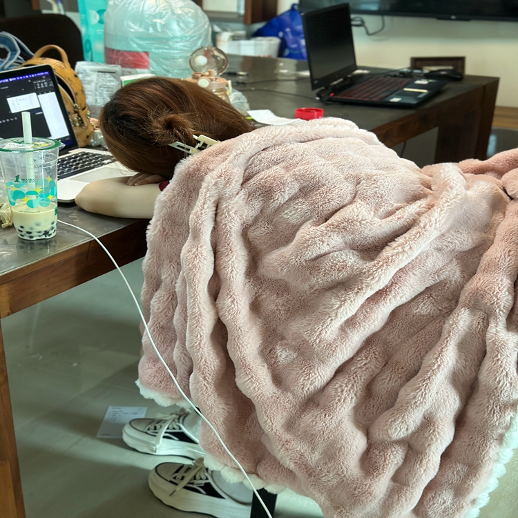 91家纺网 家纺一手货源 找家纺 潮邦创意家居 泡泡绒兔绒暖阳绒球毛毯子盖毯睡毯 球兔-沙粉