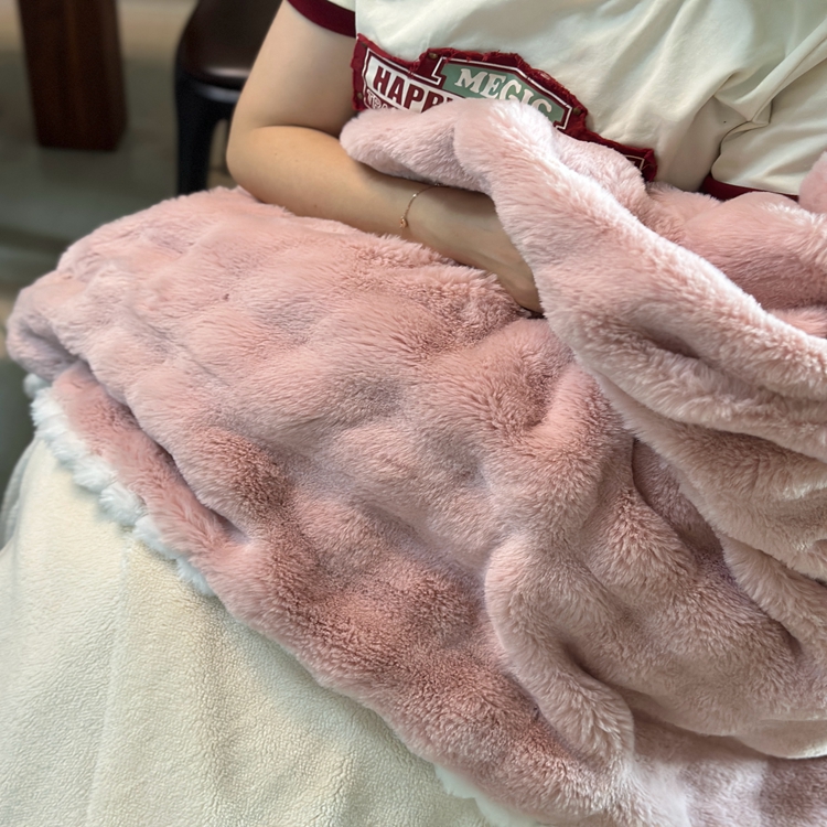 91家纺网 家纺一手货源 找家纺 潮邦创意家居 泡泡绒兔绒暖阳绒球毛毯子盖毯睡毯 球兔-沙粉