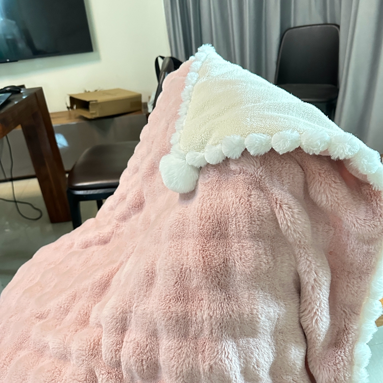 91家纺网 家纺一手货源 找家纺 潮邦创意家居 泡泡绒兔绒暖阳绒球毛毯子盖毯睡毯 球兔-沙粉