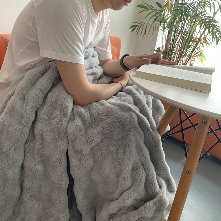 91家纺网 家纺一手货源 找家纺 潮邦创意家居 泡泡绒兔绒暖阳绒球毛毯子盖毯睡毯 球兔-浅灰