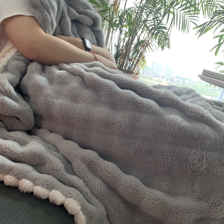 91家纺网 家纺一手货源 找家纺 潮邦创意家居 泡泡绒兔绒暖阳绒球毛毯子盖毯睡毯 球兔-浅灰