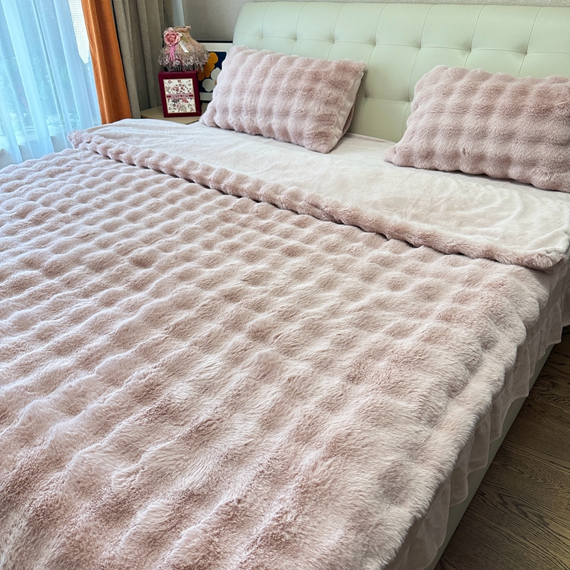 91家纺网 家纺一手货源 找家纺 2025高克重托卡斯仿皮草 大泡泡兔毛四件套兔兔绒牛奶绒四件套 蔷薇粉