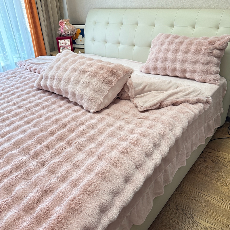 91家纺网 家纺一手货源 找家纺 2025高克重托卡斯仿皮草 大泡泡兔毛四件套兔兔绒牛奶绒四件套 蔷薇粉