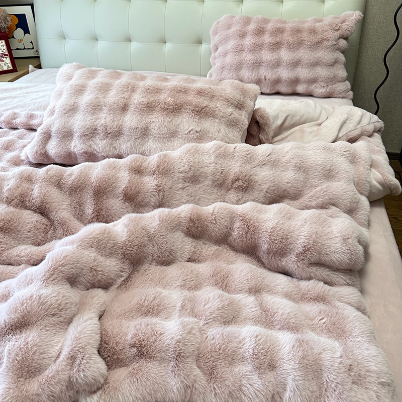 91家纺网 家纺一手货源 找家纺 2025高克重托卡斯仿皮草 大泡泡兔毛四件套兔兔绒牛奶绒四件套 蔷薇粉