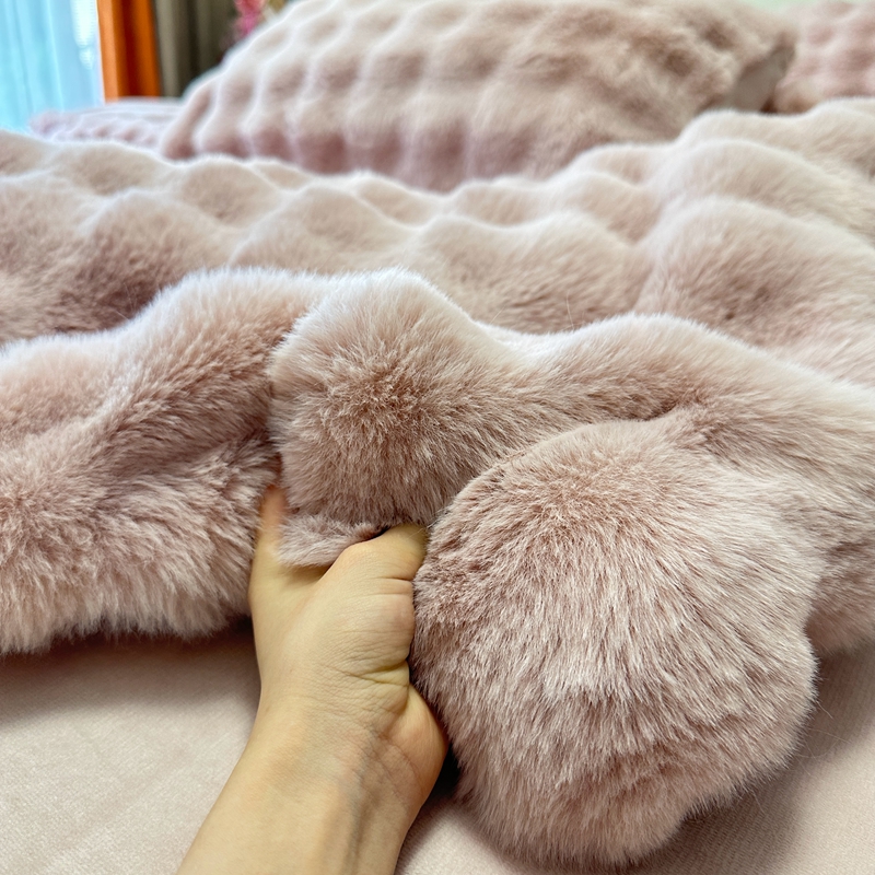 91家纺网 家纺一手货源 找家纺 2025高克重托卡斯仿皮草 大泡泡兔毛四件套兔兔绒牛奶绒四件套 蔷薇粉