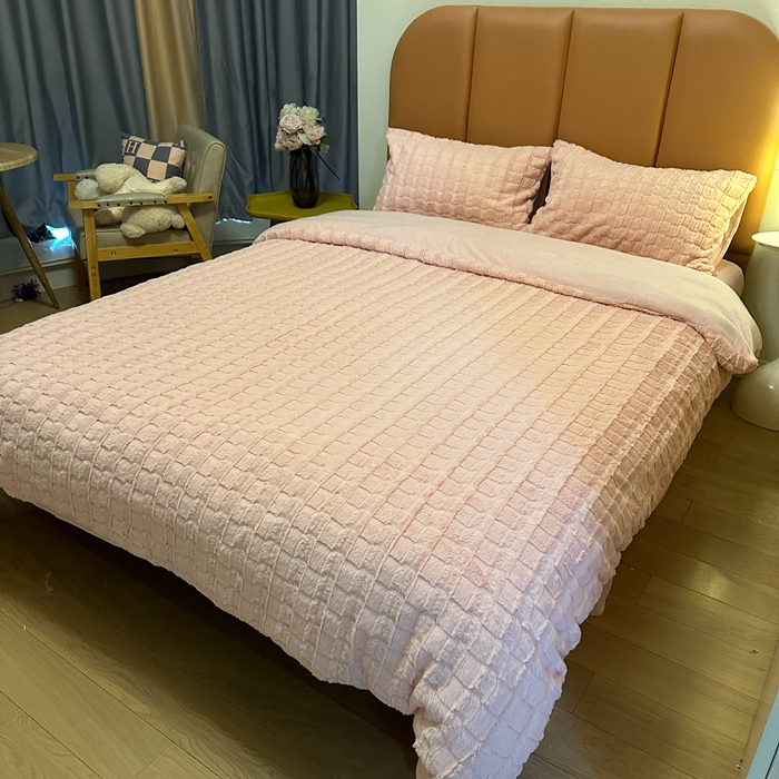 91家纺网 家纺一手货源 找家纺 逸尚阁 2024秋冬新款高克重兔兔绒牛奶绒四件套 蜜桃粉