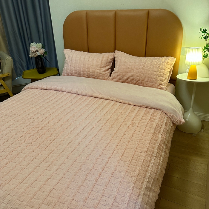 91家纺网 家纺一手货源 找家纺 逸尚阁 2024秋冬新款高克重兔兔绒牛奶绒四件套 蜜桃粉