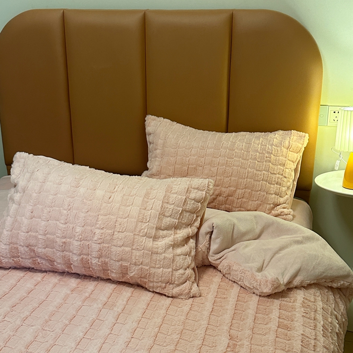 91家纺网 家纺一手货源 找家纺 逸尚阁 2024秋冬新款高克重兔兔绒牛奶绒四件套 蜜桃粉