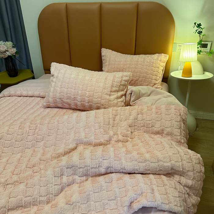 91家纺网 家纺一手货源 找家纺 逸尚阁 2024秋冬新款高克重兔兔绒牛奶绒四件套 蜜桃粉