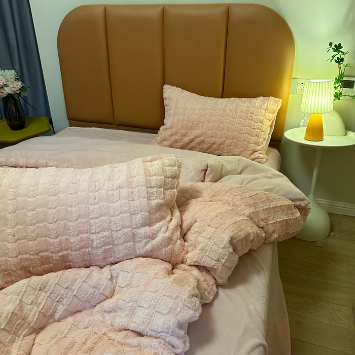 91家纺网 家纺一手货源 找家纺 逸尚阁 2024秋冬新款高克重兔兔绒牛奶绒四件套 蜜桃粉