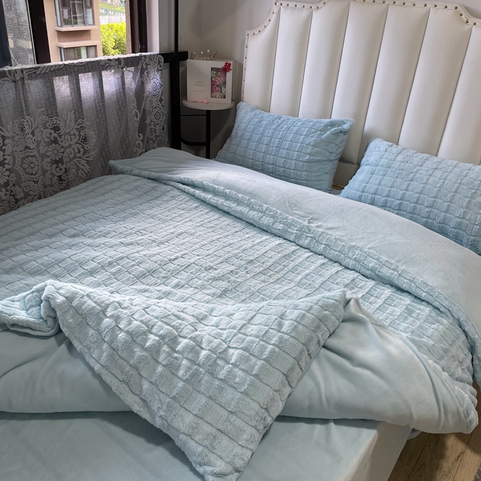 91家纺网 家纺一手货源 找家纺 逸尚阁 2024秋冬新款高克重兔兔绒牛奶绒四件套 天空蓝