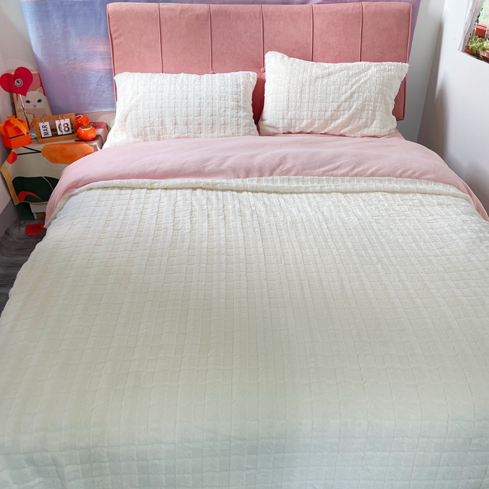 91家纺网 家纺一手货源 找家纺 逸尚阁 2024秋冬新款高克重兔兔绒牛奶绒四件套 白+粉