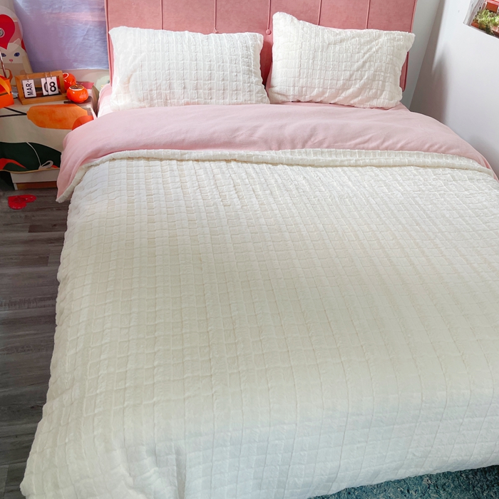 91家纺网 家纺一手货源 找家纺 逸尚阁 2024秋冬新款高克重兔兔绒牛奶绒四件套 白+粉