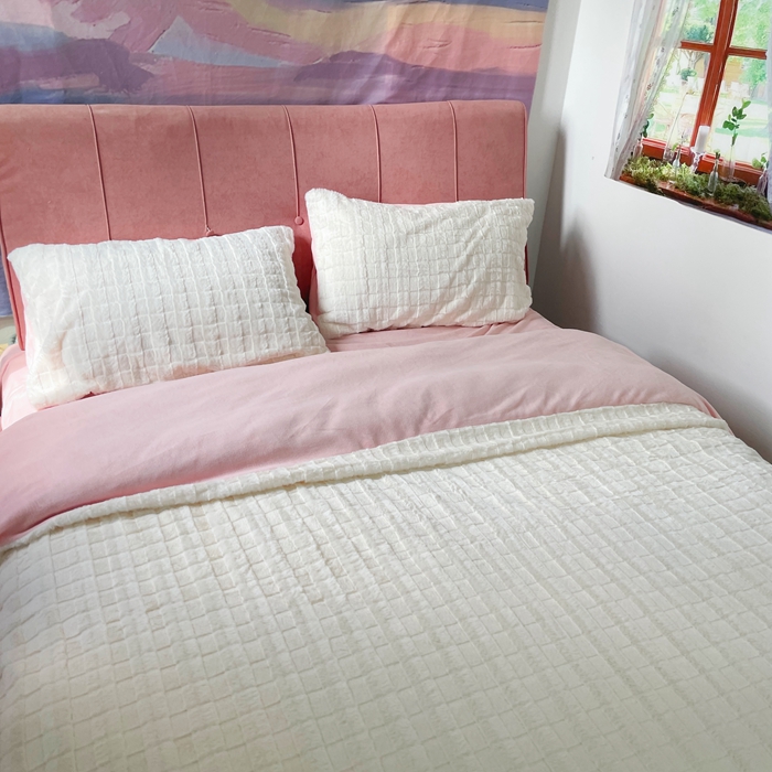 91家纺网 家纺一手货源 找家纺 逸尚阁 2024秋冬新款高克重兔兔绒牛奶绒四件套 白+粉