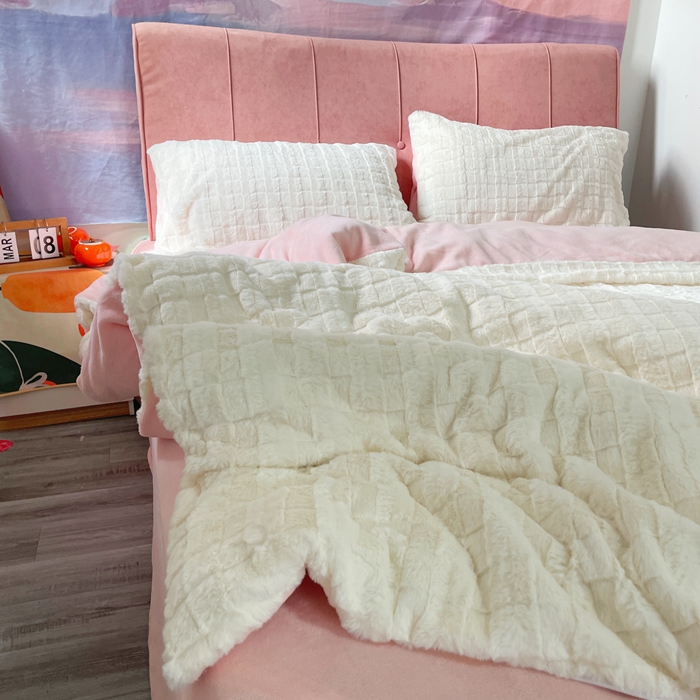 91家纺网 家纺一手货源 找家纺 逸尚阁 2024秋冬新款高克重兔兔绒牛奶绒四件套 白+粉