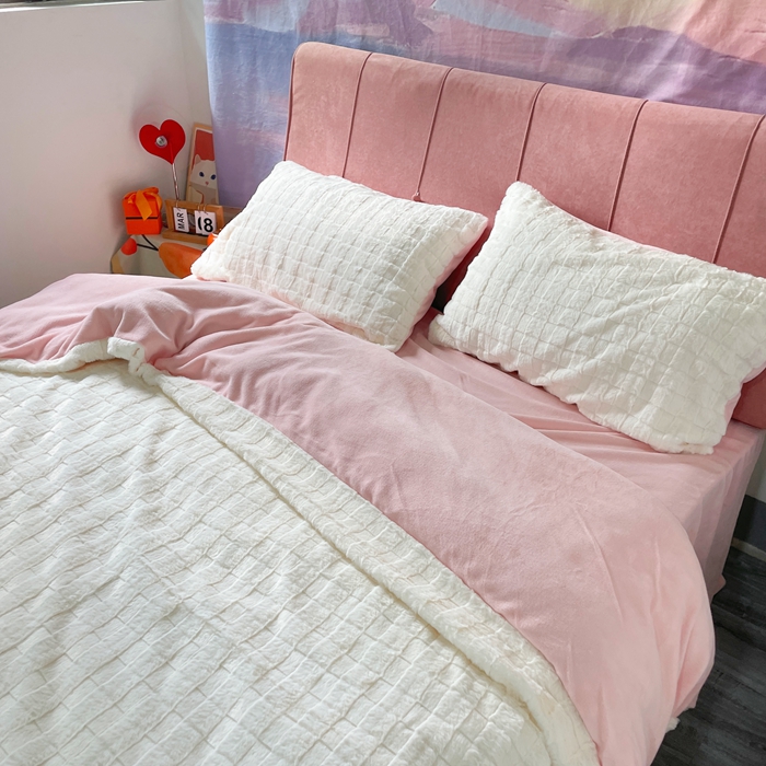 91家纺网 家纺一手货源 找家纺 逸尚阁 2024秋冬新款高克重兔兔绒牛奶绒四件套 白+粉