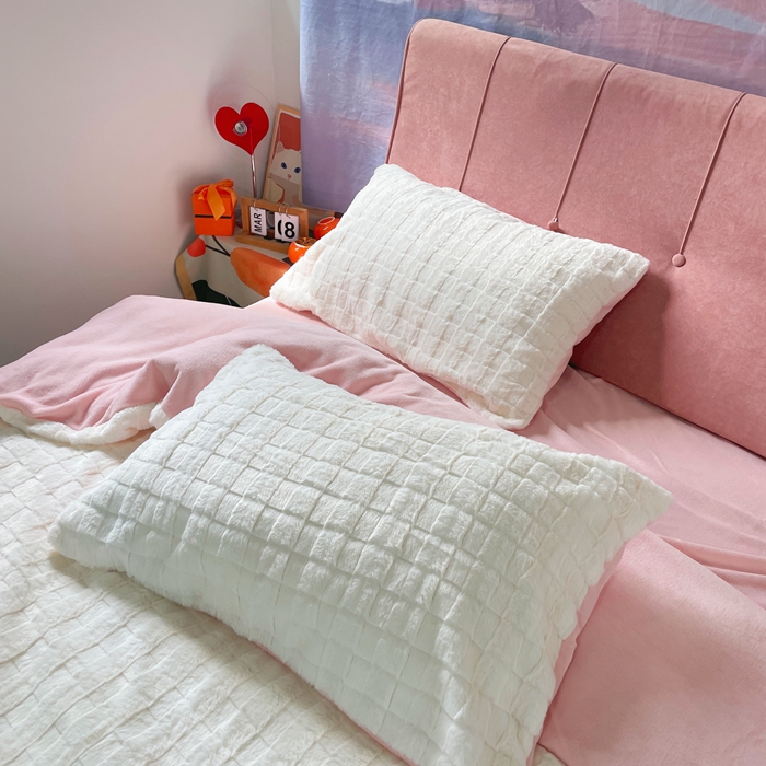 91家纺网 家纺一手货源 找家纺 逸尚阁 2024秋冬新款高克重兔兔绒牛奶绒四件套 白+粉