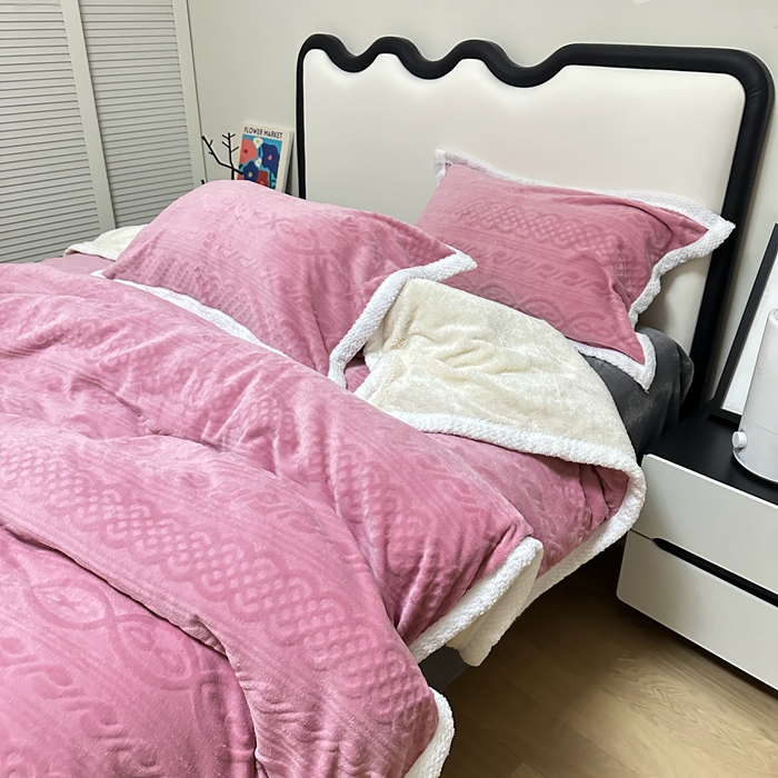 91家纺网 家纺一手货源 找家纺 （总）法澳 2023新款220克雕花绒纯色牛奶绒四件套