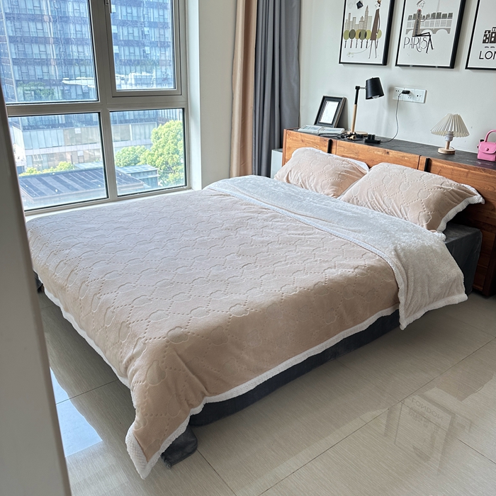 91家纺网 家纺一手货源 找家纺 法澳 2023新款220克雕花绒纯色牛奶绒四件套 甘比熊-米金