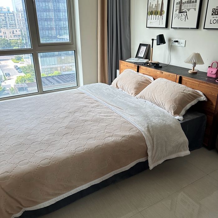 91家纺网 家纺一手货源 找家纺 法澳 2023新款220克雕花绒纯色牛奶绒四件套 甘比熊-米金