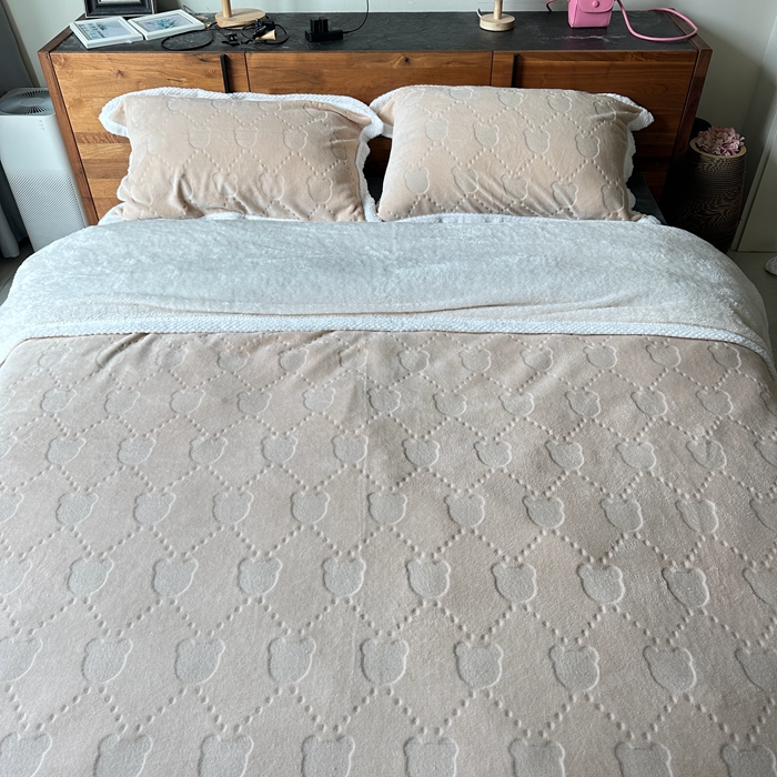 91家纺网 家纺一手货源 找家纺 法澳 2023新款220克雕花绒纯色牛奶绒四件套 甘比熊-米金