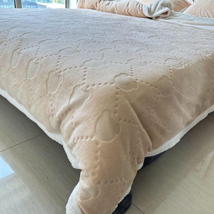 91家纺网 家纺一手货源 找家纺 法澳 2023新款220克雕花绒纯色牛奶绒四件套 甘比熊-米金