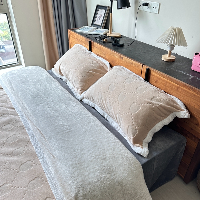 91家纺网 家纺一手货源 找家纺 法澳 2023新款220克雕花绒纯色牛奶绒四件套 甘比熊-米金