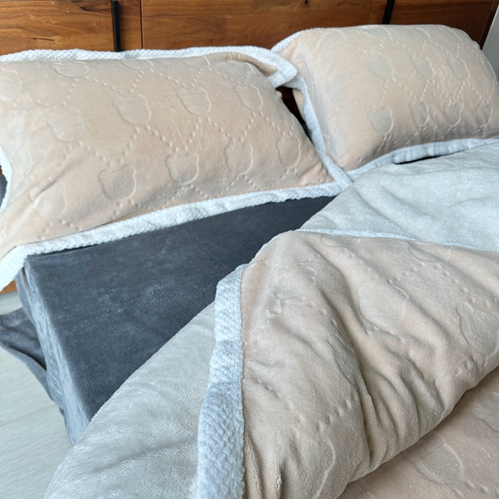 91家纺网 家纺一手货源 找家纺 法澳 2023新款220克雕花绒纯色牛奶绒四件套 甘比熊-米金