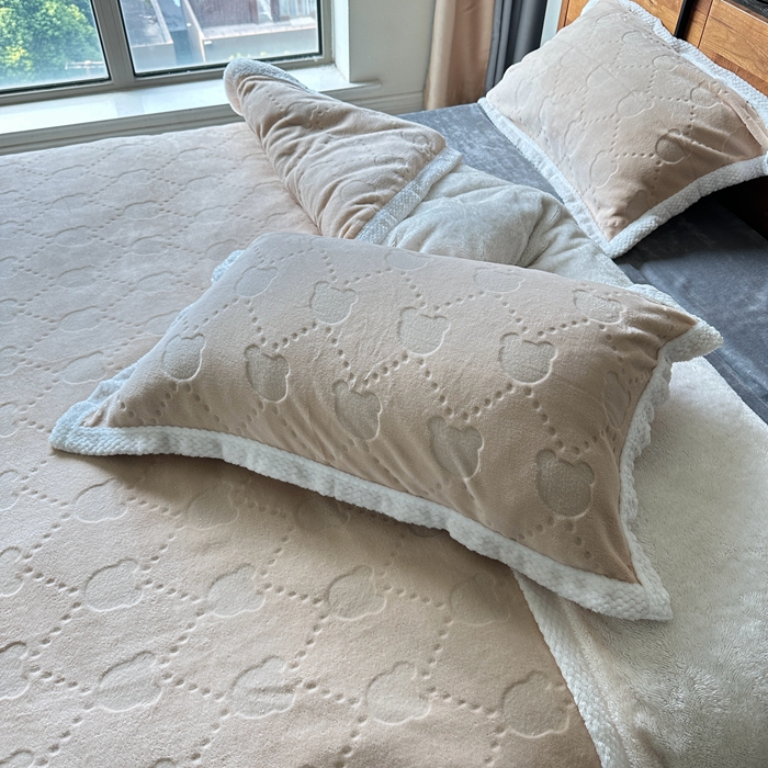 91家纺网 家纺一手货源 找家纺 法澳 2023新款220克雕花绒纯色牛奶绒四件套 甘比熊-米金