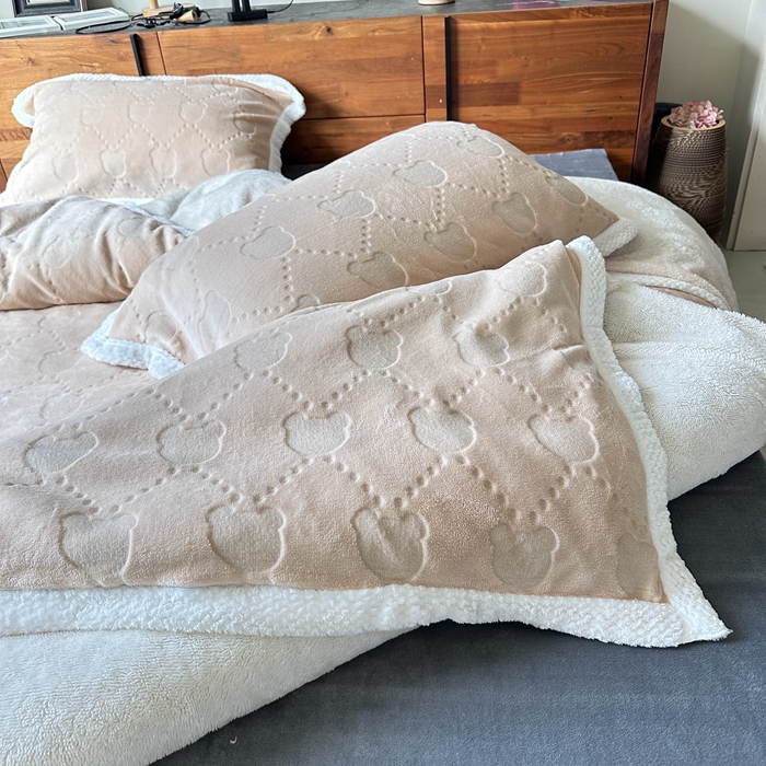 91家纺网 家纺一手货源 找家纺 法澳 2023新款220克雕花绒纯色牛奶绒四件套 甘比熊-米金