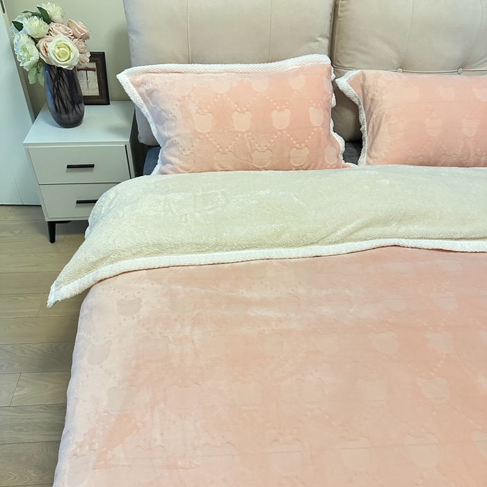 91家纺网 家纺一手货源 找家纺 法澳 2023新款220克雕花绒纯色牛奶绒四件套 甘比熊-浅粉玉