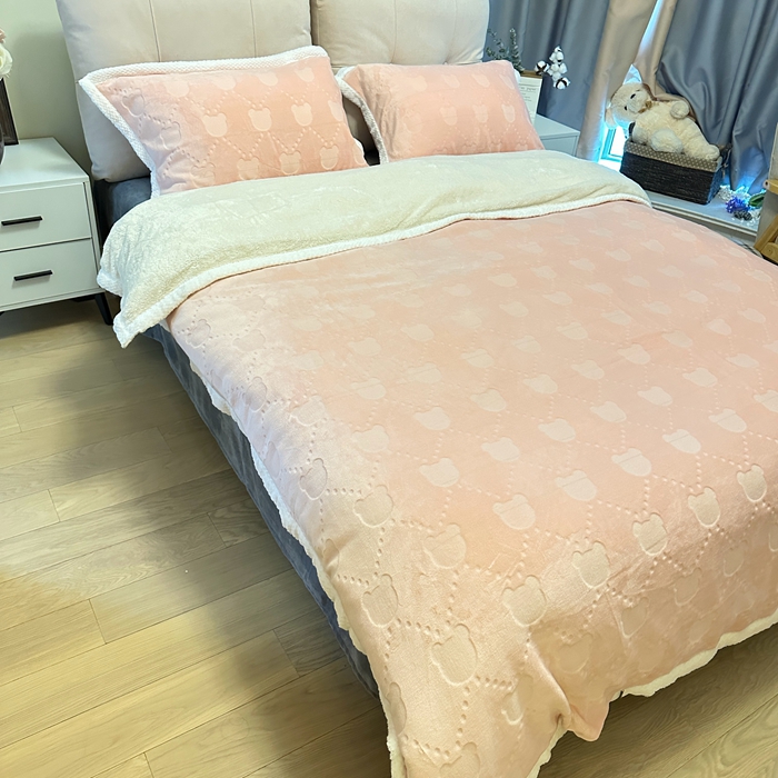 91家纺网 家纺一手货源 找家纺 法澳 2023新款220克雕花绒纯色牛奶绒四件套 甘比熊-浅粉玉
