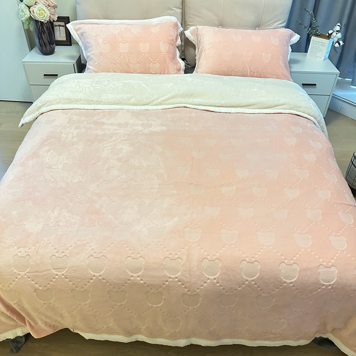 91家纺网 家纺一手货源 找家纺 法澳 2023新款220克雕花绒纯色牛奶绒四件套 甘比熊-浅粉玉