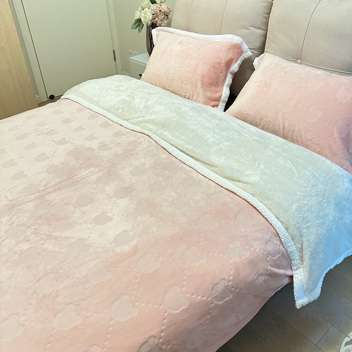 91家纺网 家纺一手货源 找家纺 法澳 2023新款220克雕花绒纯色牛奶绒四件套 甘比熊-浅粉玉