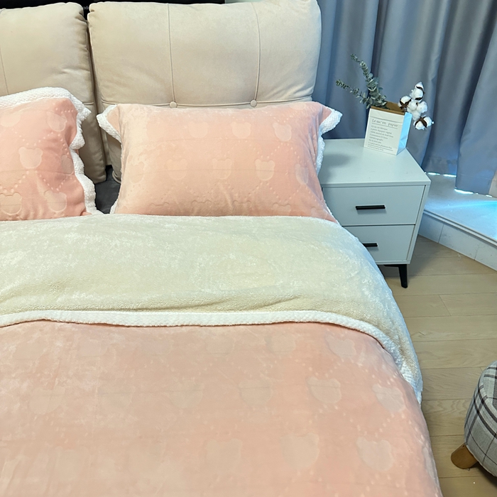 91家纺网 家纺一手货源 找家纺 法澳 2023新款220克雕花绒纯色牛奶绒四件套 甘比熊-浅粉玉