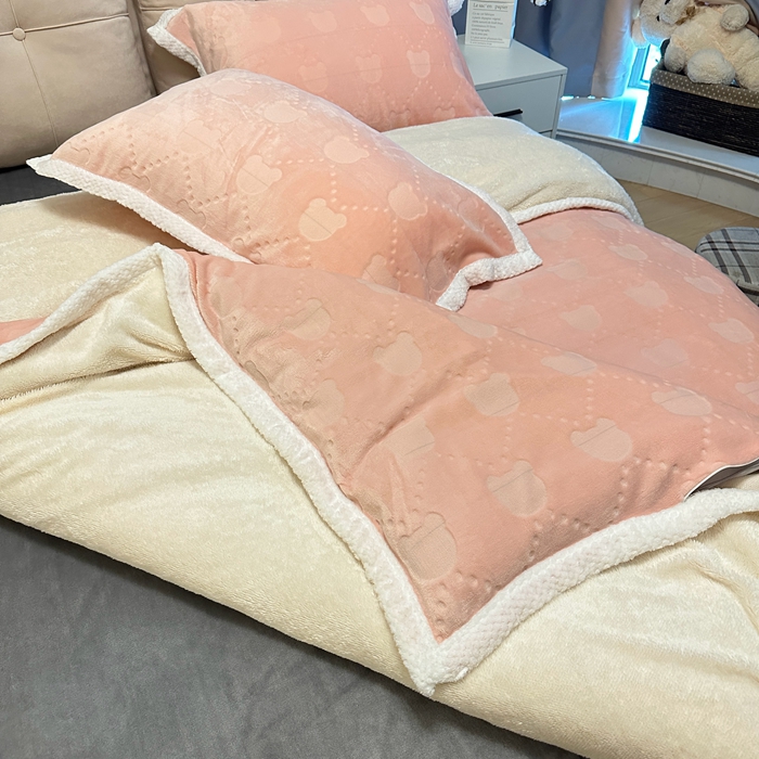 91家纺网 家纺一手货源 找家纺 法澳 2023新款220克雕花绒纯色牛奶绒四件套 甘比熊-浅粉玉